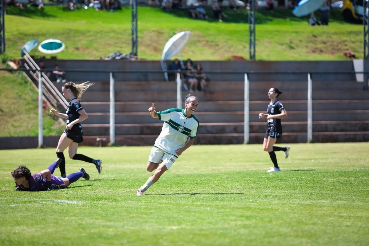 Coritiba goleia Galo Maringá na estreia do Paranaense Feminino