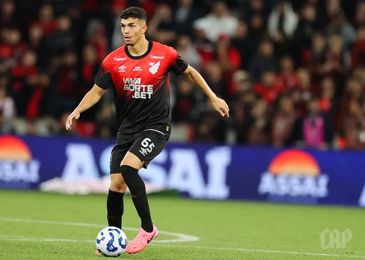 Arthur Dias entra no radar de dez clubes europeus após convocação para a Seleção