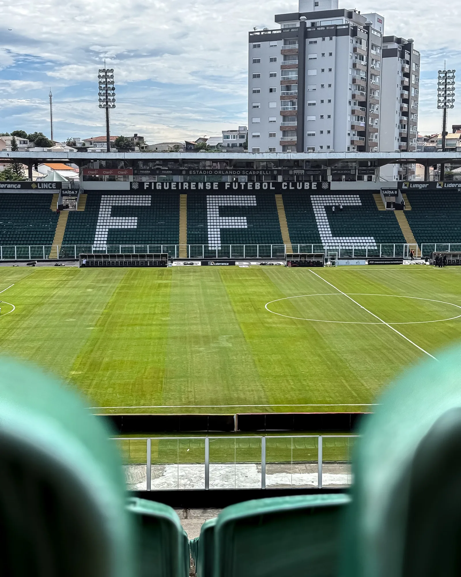 Figueirense busca saída para reforçar o caixa enquanto negociação da SAF trava