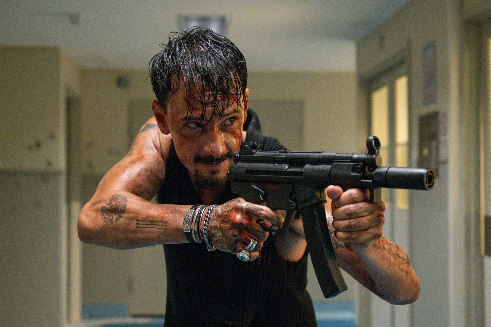 Rodrigo Santoro interpreta líder criminoso em novo filme de ação