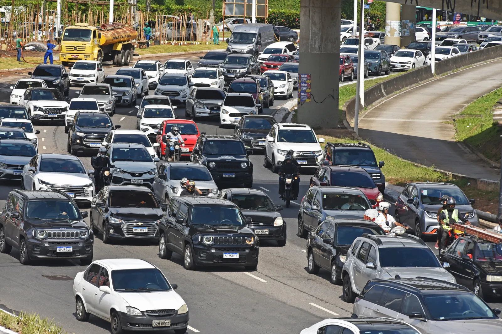Avenida Tancredo Neves concentra trânsito e novos conflitos em Salvador