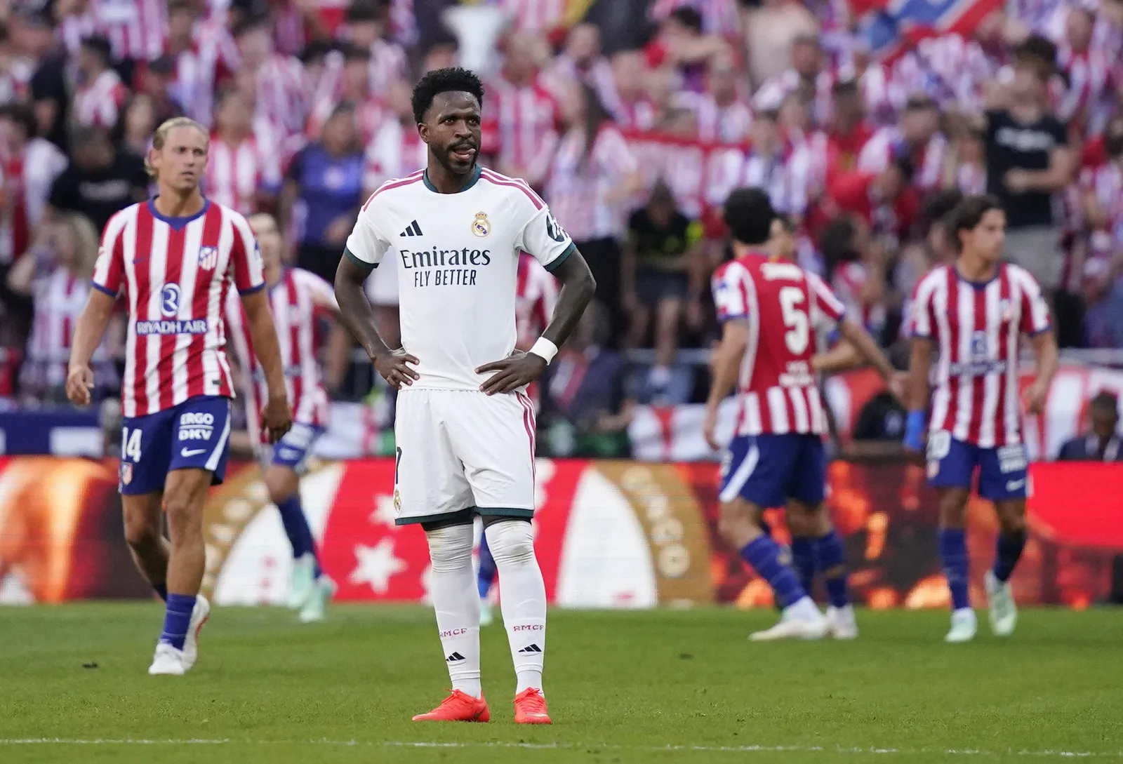 Vini Jr. é criticado após derrota do Real Madrid no dérbi de Madri
