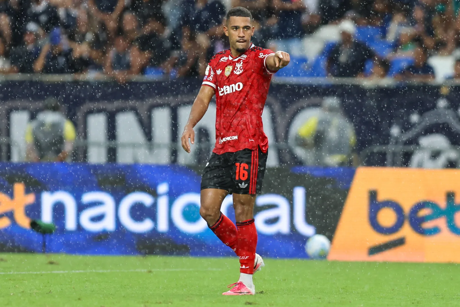 Samuel Lino assume liderança do Cartola no segundo turno do Brasileirão