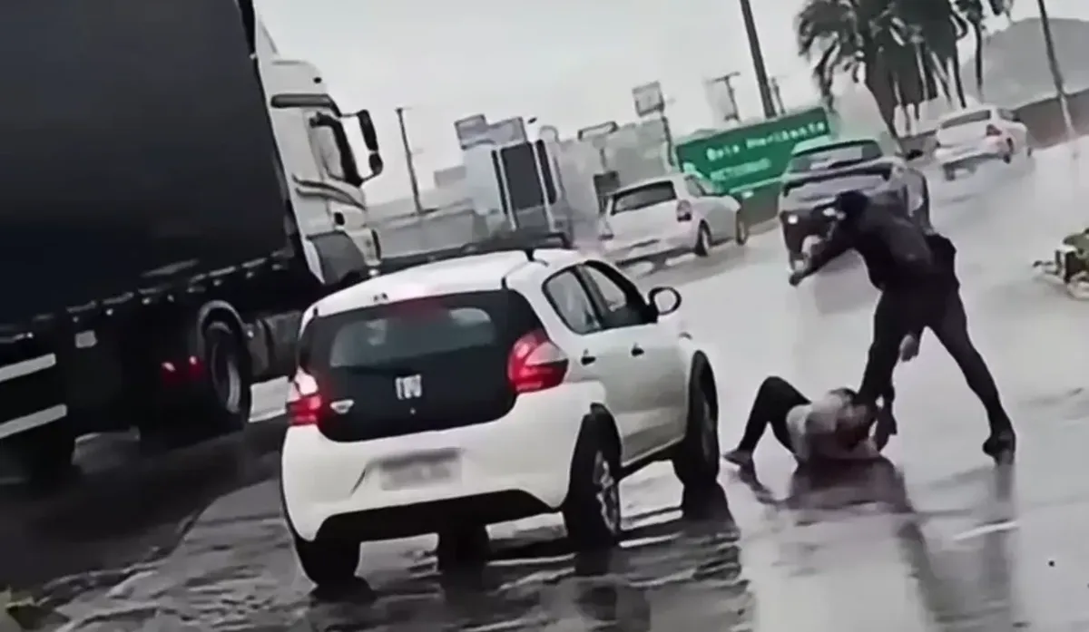 Suspeito toma arma de PM e a lança na BR-040 em Valparaíso de Goiás