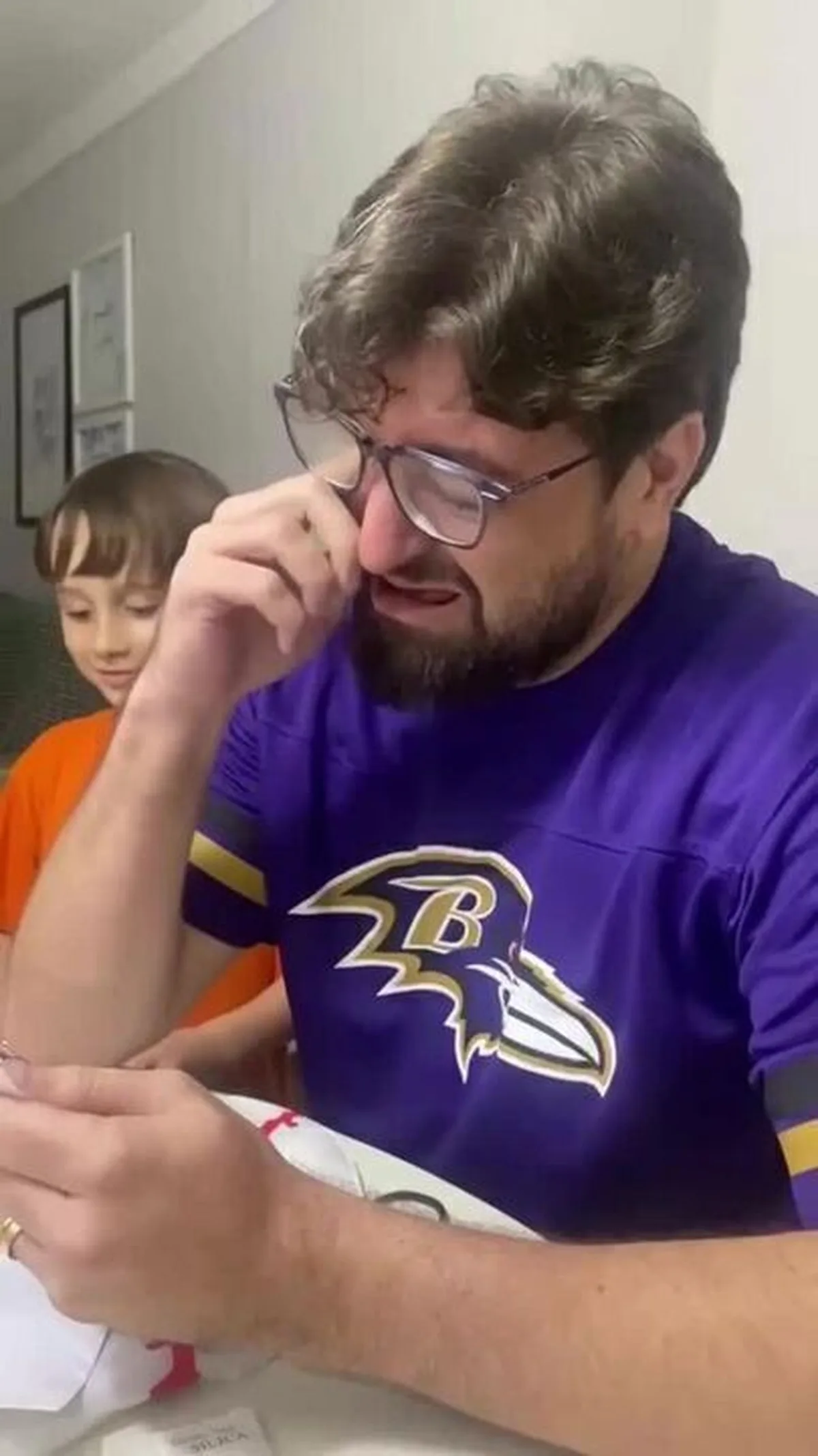 Torcedor do Ravens chora ao receber ingresso para jogo no Maracanã