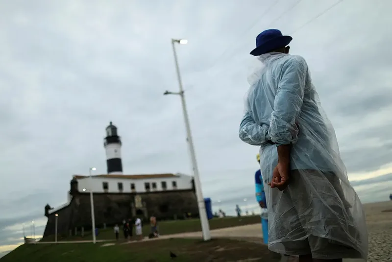 Salvador tem sol entre nuvens e previsão de chuva passageira neste domingo