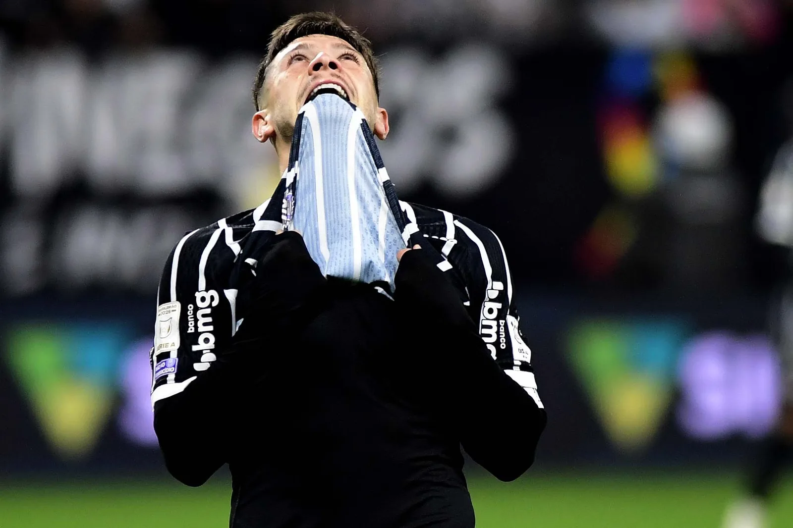 Corinthians sofre com desfalques, erros no ataque e defesa exposta