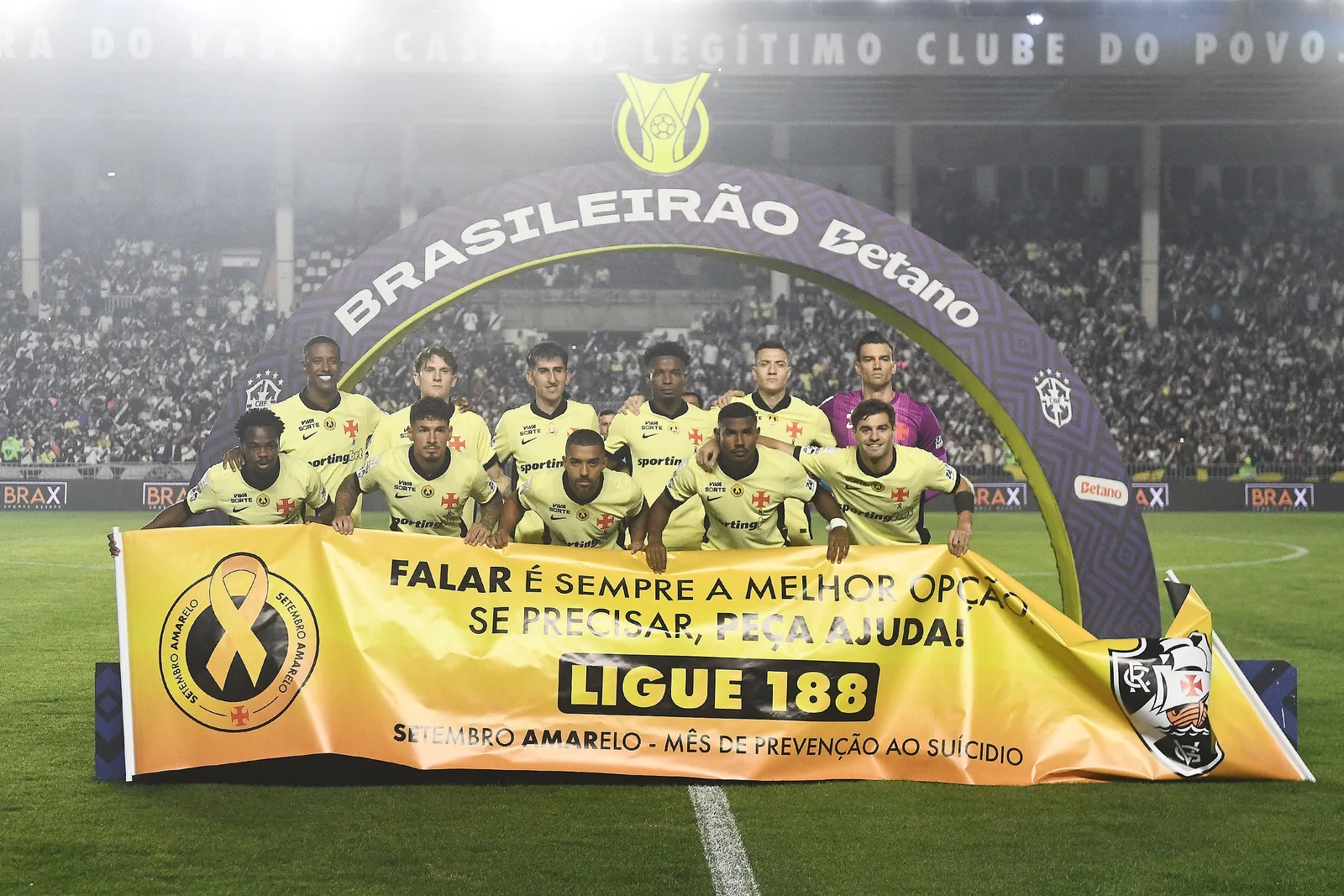 Vasco goleia o Coritiba e deixa a zona de rebaixamento antes da Data Fifa