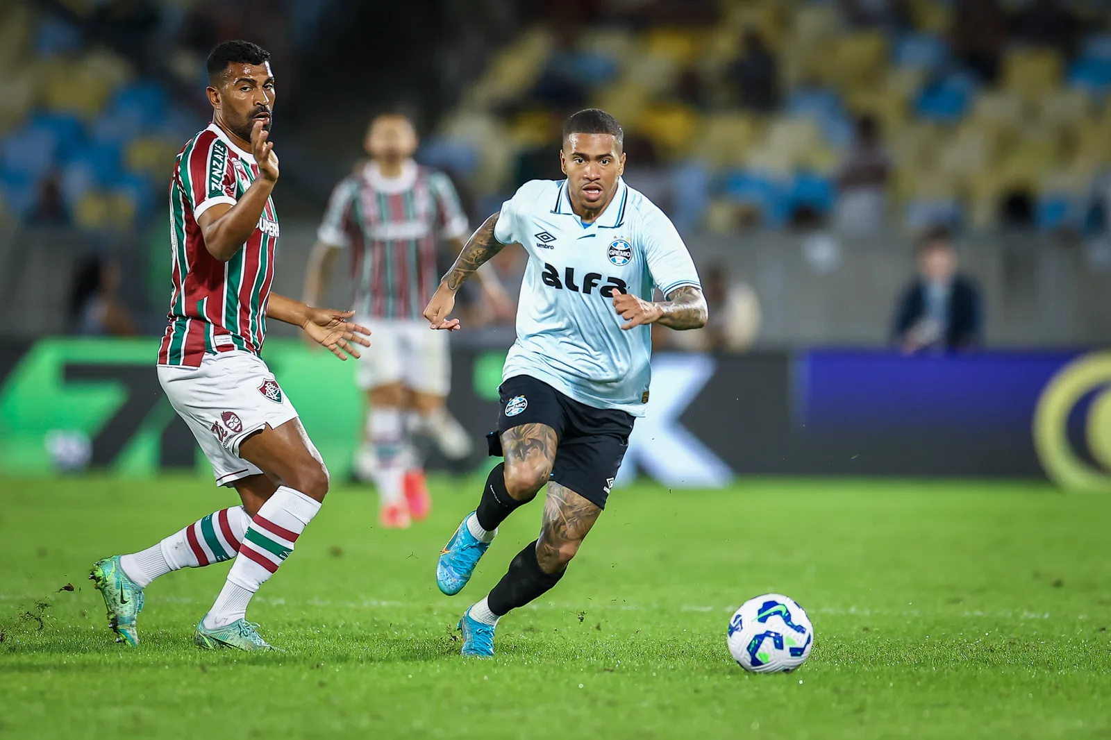 Vitória cobra Grêmio por liberação gratuita de Lucas Esteves ao México