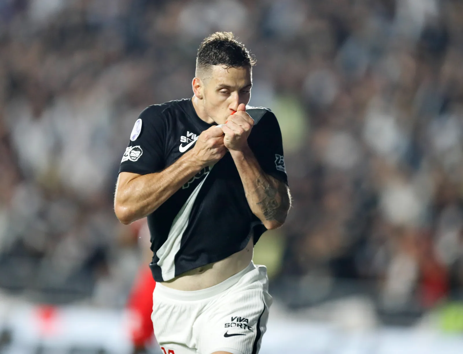 Bruno Duarte marca na estreia em São Januário e amplia espaço no Vasco