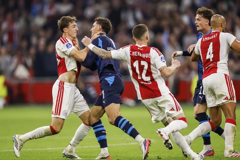 Van Bommel recebe amarelo após choque que deixou zagueiro do Ajax lesionado