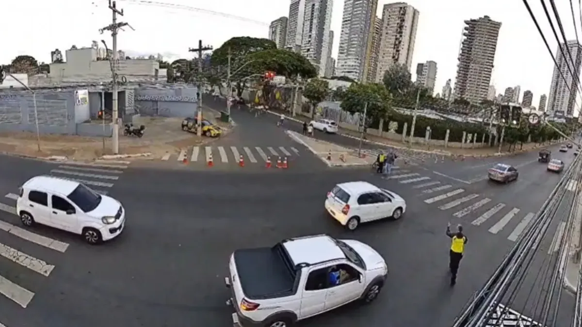 Motociclista é preso após atacar agente durante bloqueio em Goiânia