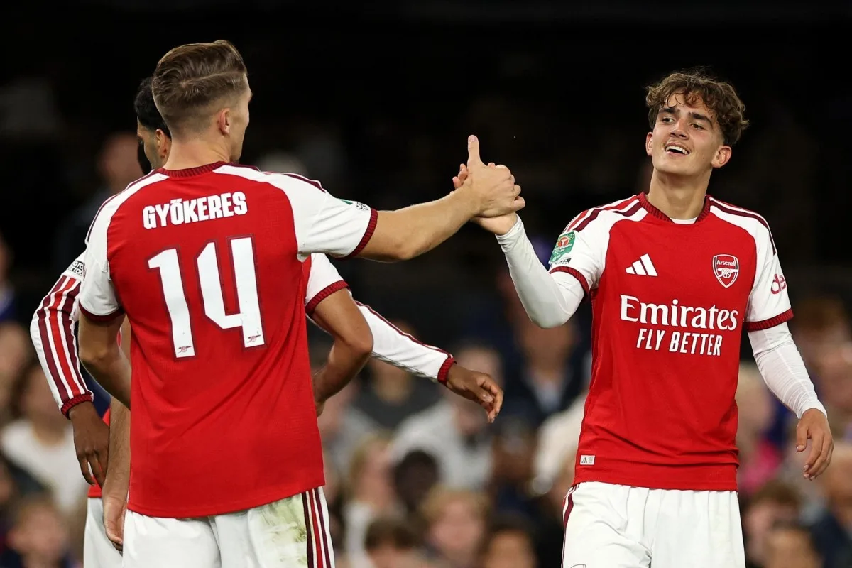Arsenal elimina Ipswich com dois gols de Max Dowman, de 16 anos