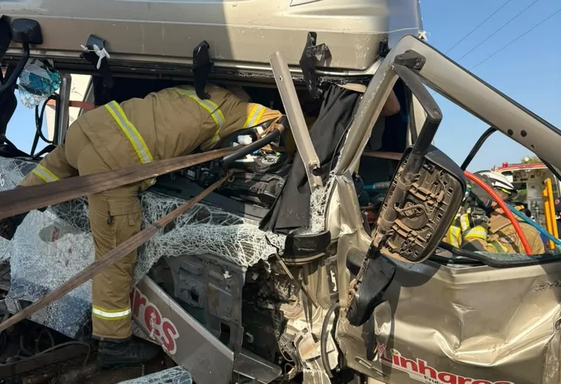 Motorista é retirado de caminhão após colisão na zona rural de Coribe