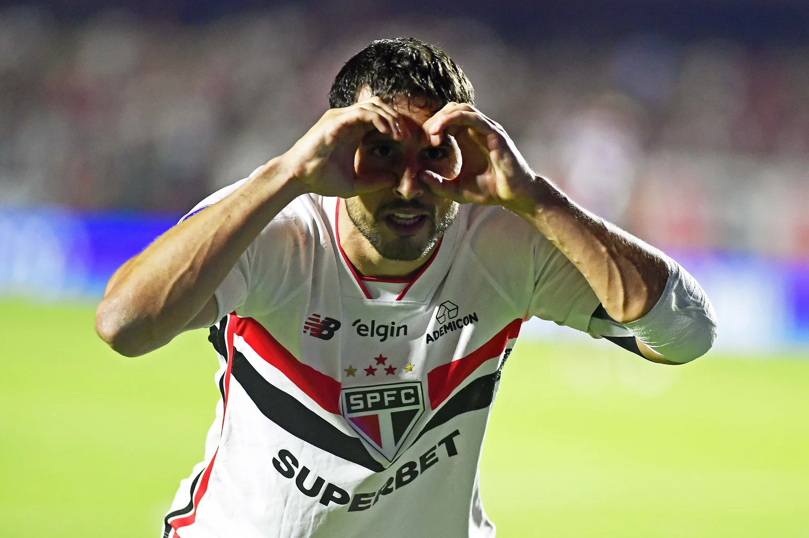 Calleri retorna ao São Paulo contra o Internacional em busca de reação no Brasileirão