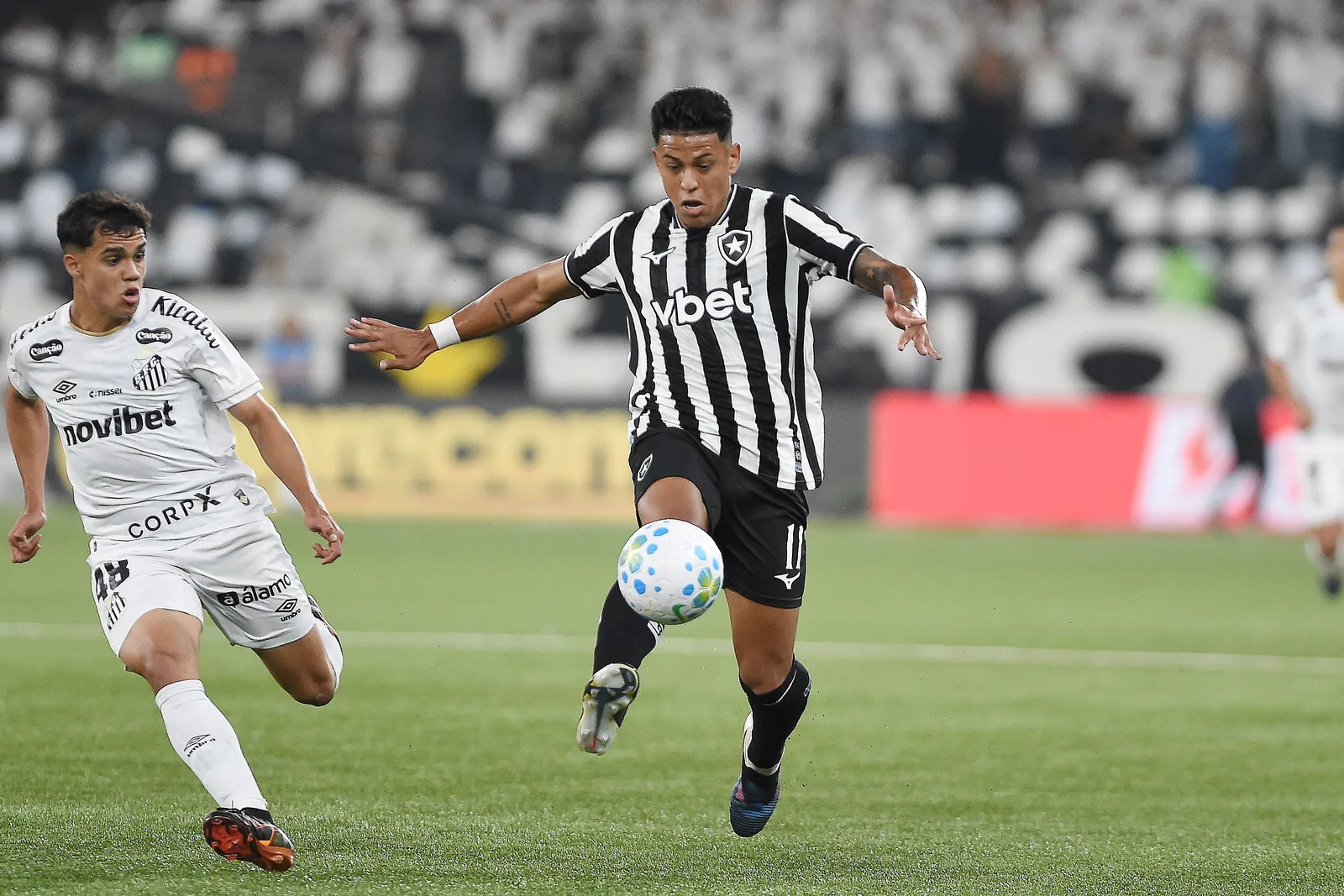 Matheus Martins segue fora do Botafogo após reprovação em exames na Rússia