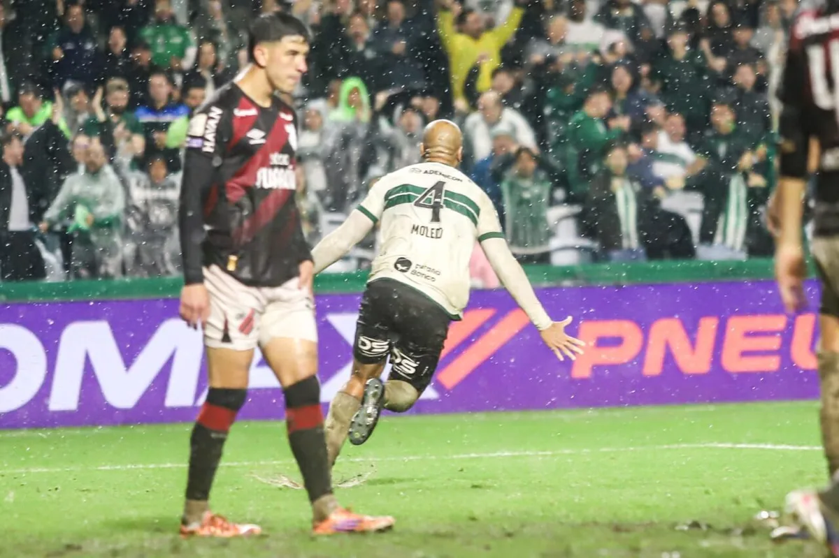 Athletico e Coritiba empatam na liderança dos gols de bola parada