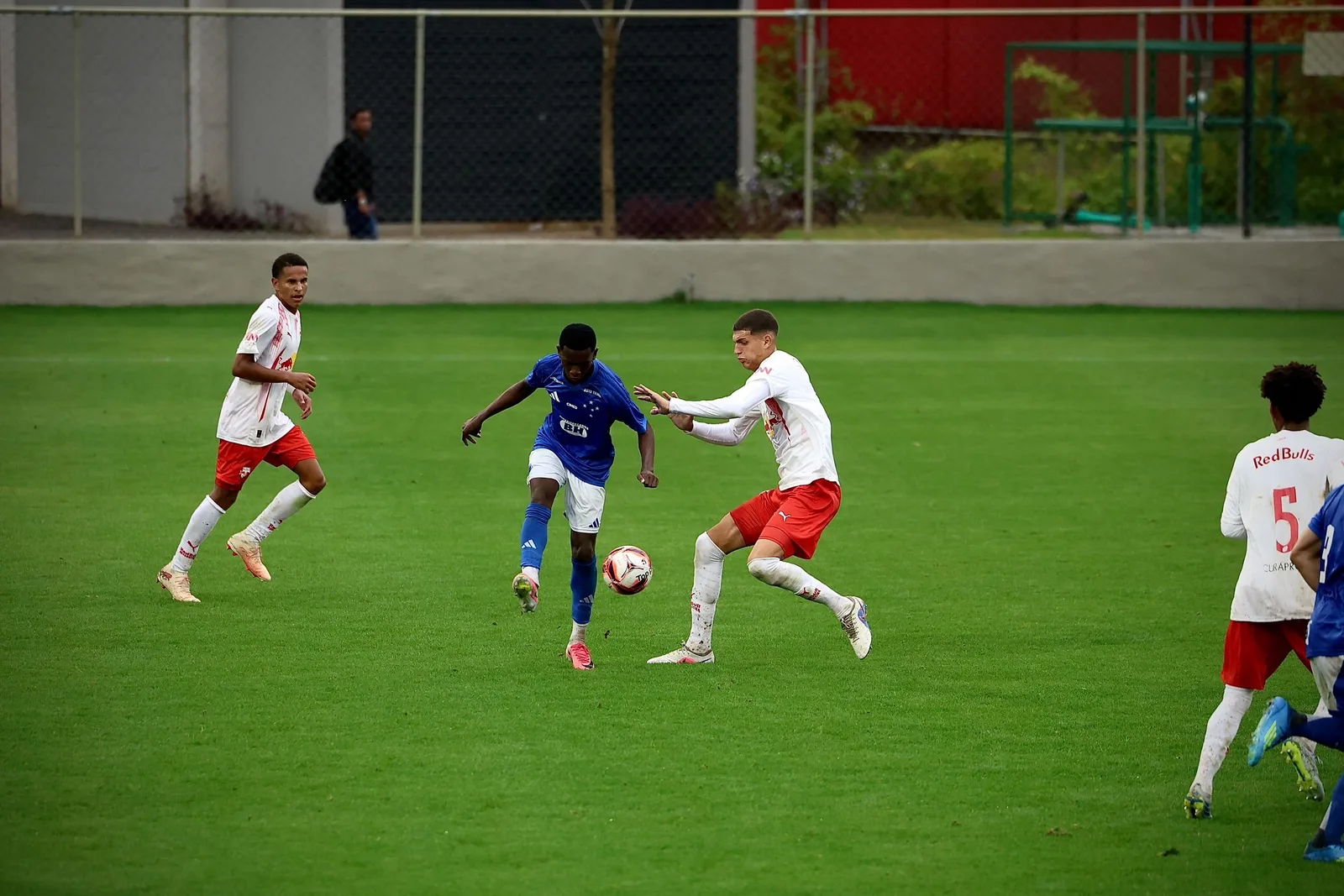 Bragantino vence Cruzeiro por 8 a 1 e sobe para terceiro no Sub-17