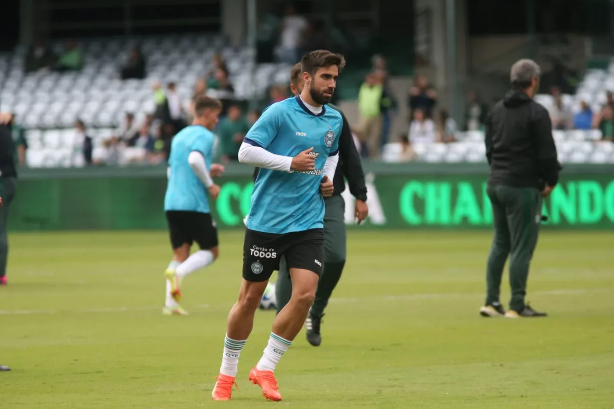 Rodrigo Pinho marca cinco gols em seis jogos pelo AVS em Portugal