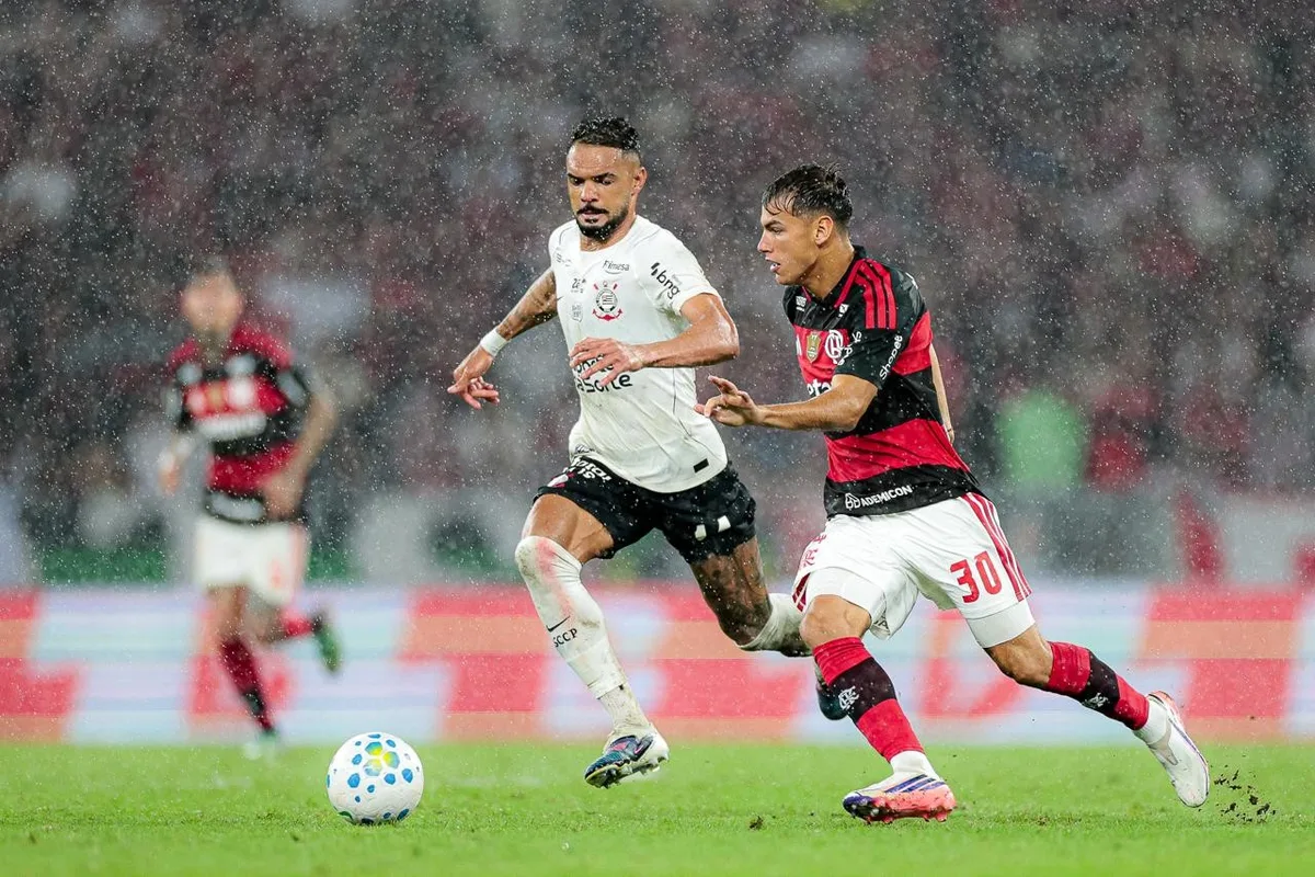 Freitas dá assistência em estreia no Maracanã e ganha espaço no Flamengo