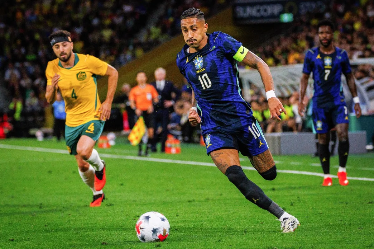 Raphinha amplia marcas pelo Brasil após gol de pênalti contra a Austrália