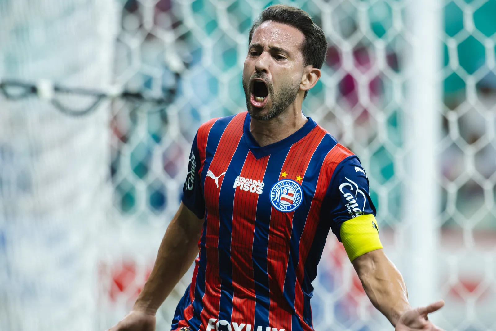 Everton Ribeiro treina com Bell Marques durante pausa para a Data FIFA