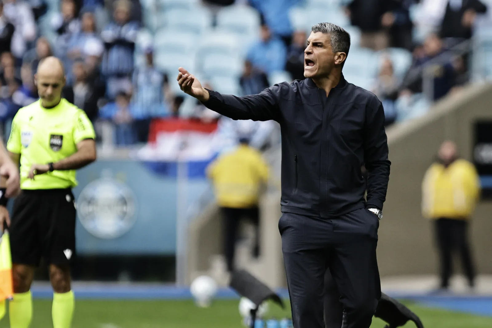 Vasco vira sobre o Grêmio e conquista primeira vitória fora no Brasileirão