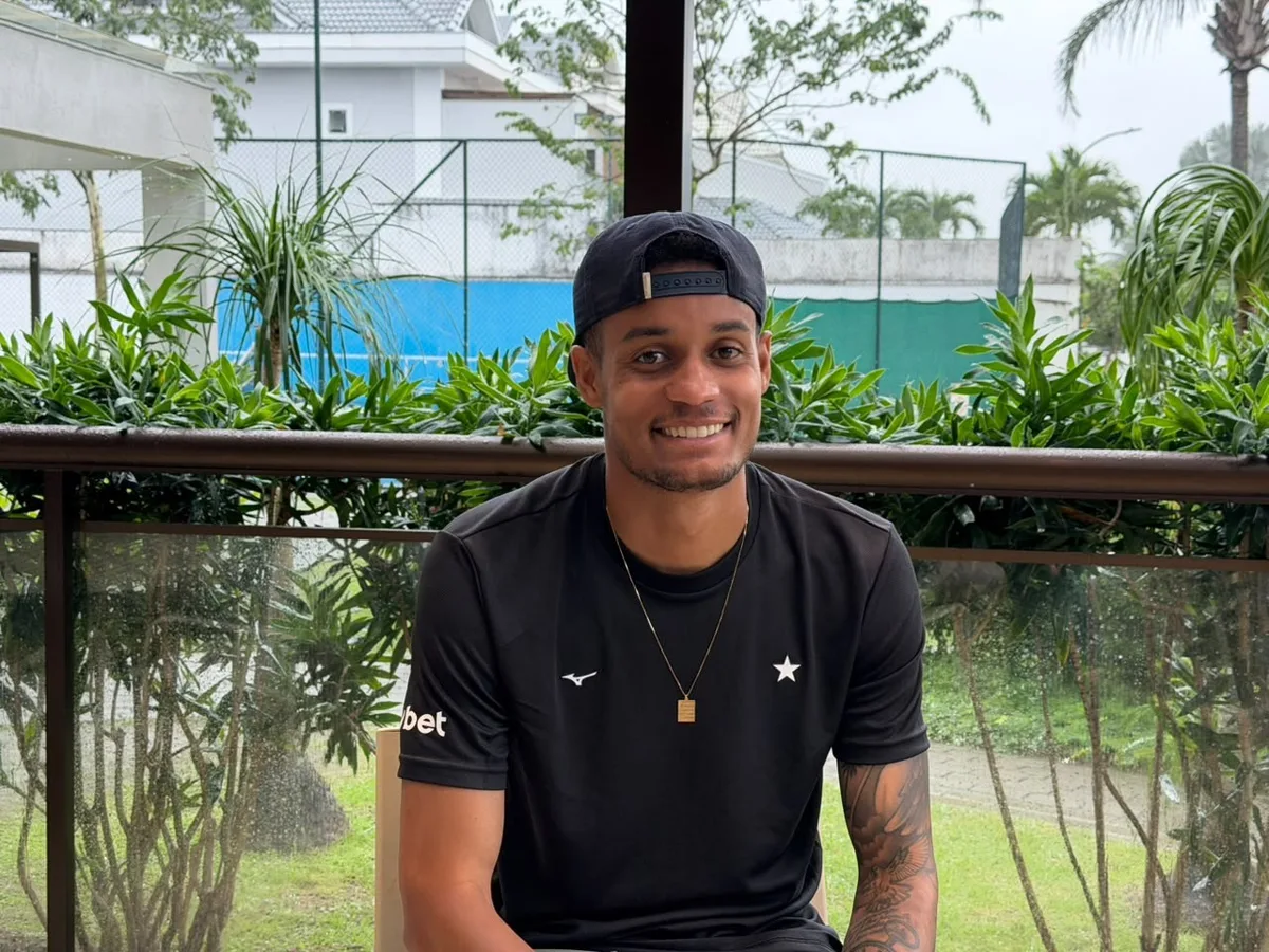 Paulinho explica retorno ao Brasil e disputa por espaço no Botafogo