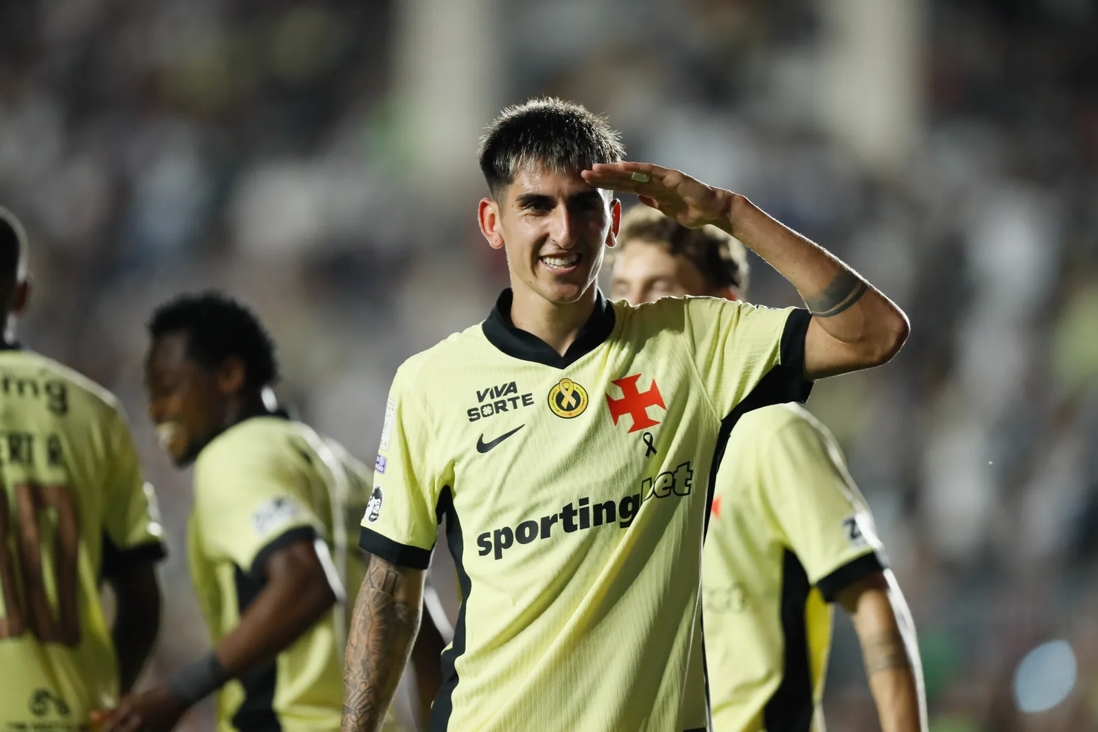 Colidio e Lescano lideram avaliação do Vasco contra o Coritiba