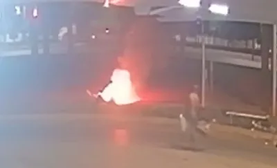 Câmeras mostram homem colocando fogo em lixo com corpo de recém-nascido