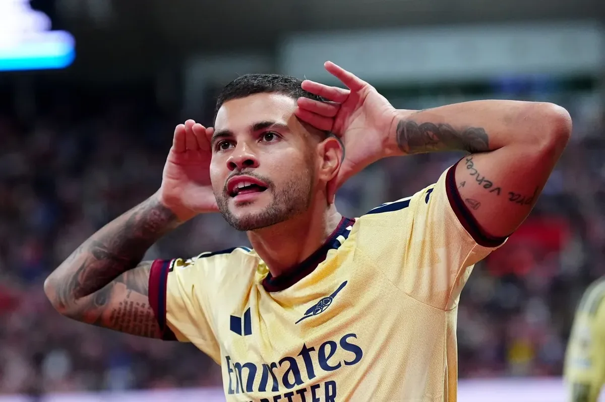 Defesa de Raya no pênalti muda jogo e Arsenal supera Sunderland