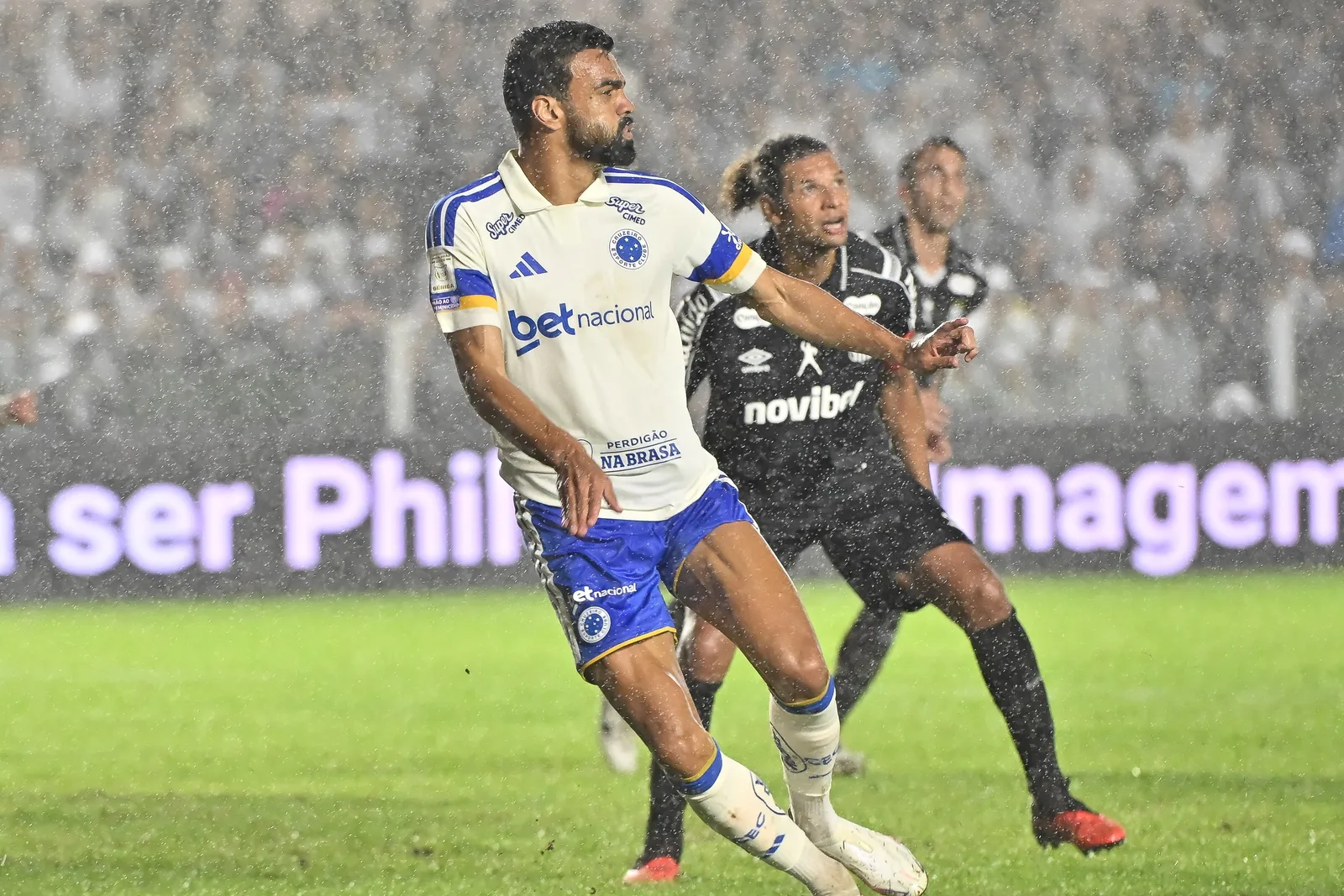 Fabrício Bruno revela dores nas costas e pede desculpas após derrota do Cruzeiro