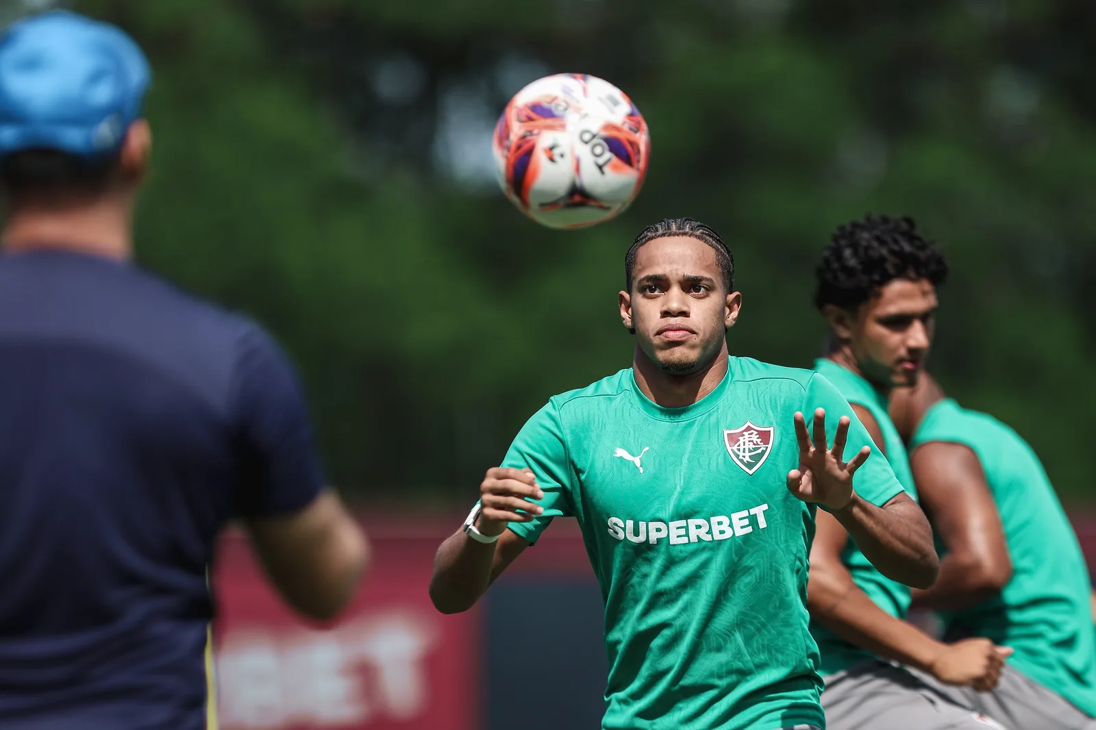 Matheus Reis inicia trabalhos no campo durante recuperação no Fluminense