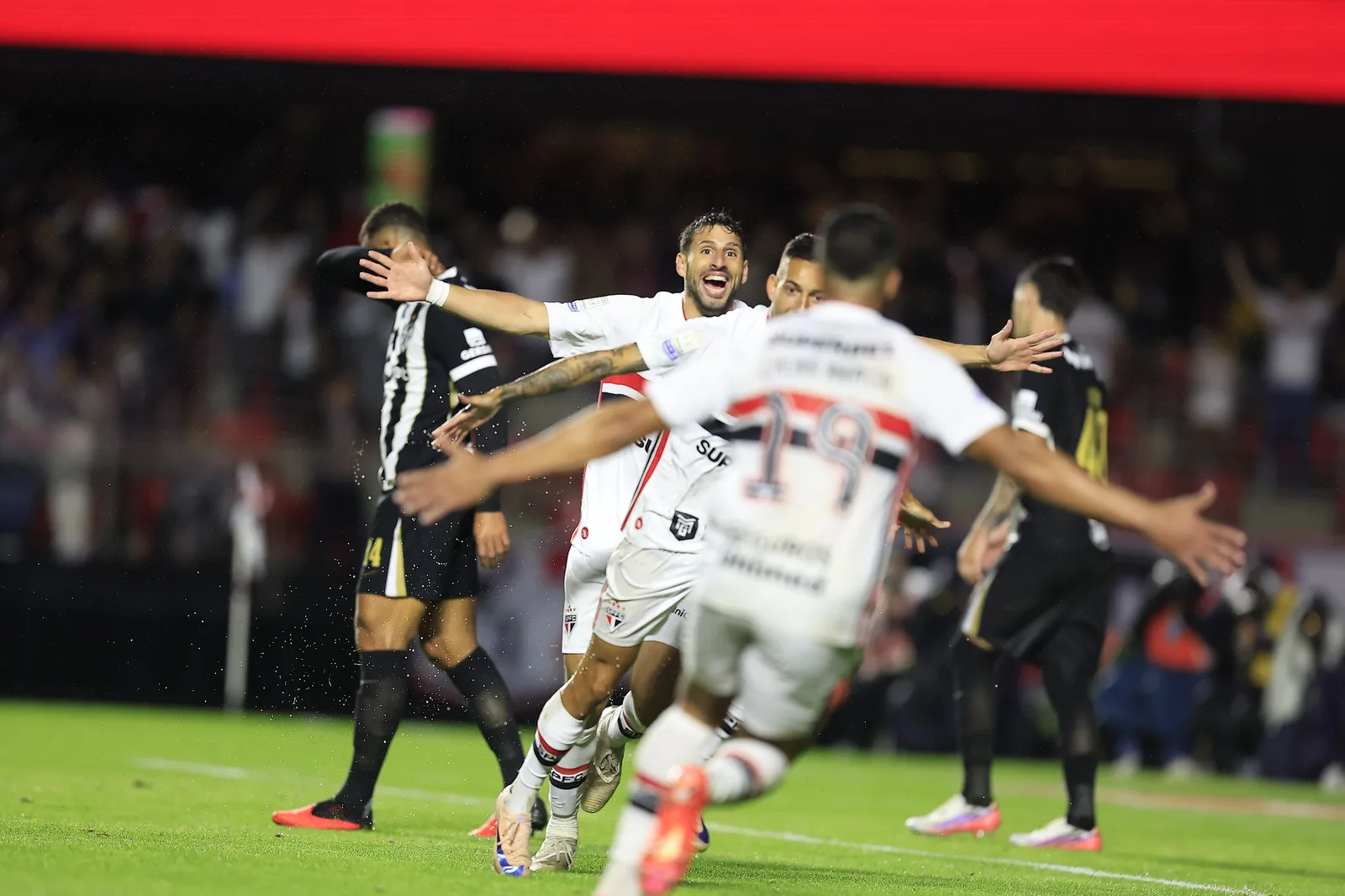 Iago Borduchi marca de cabeça e ajuda São Paulo a vencer o Atlético-MG