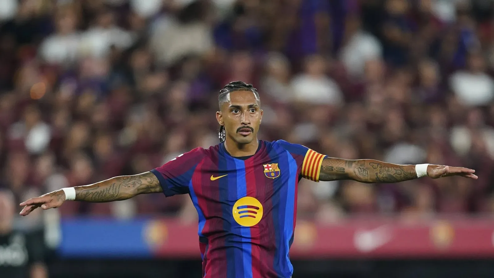 Raphinha ganha braçadeira e vira referência ofensiva do Barcelona