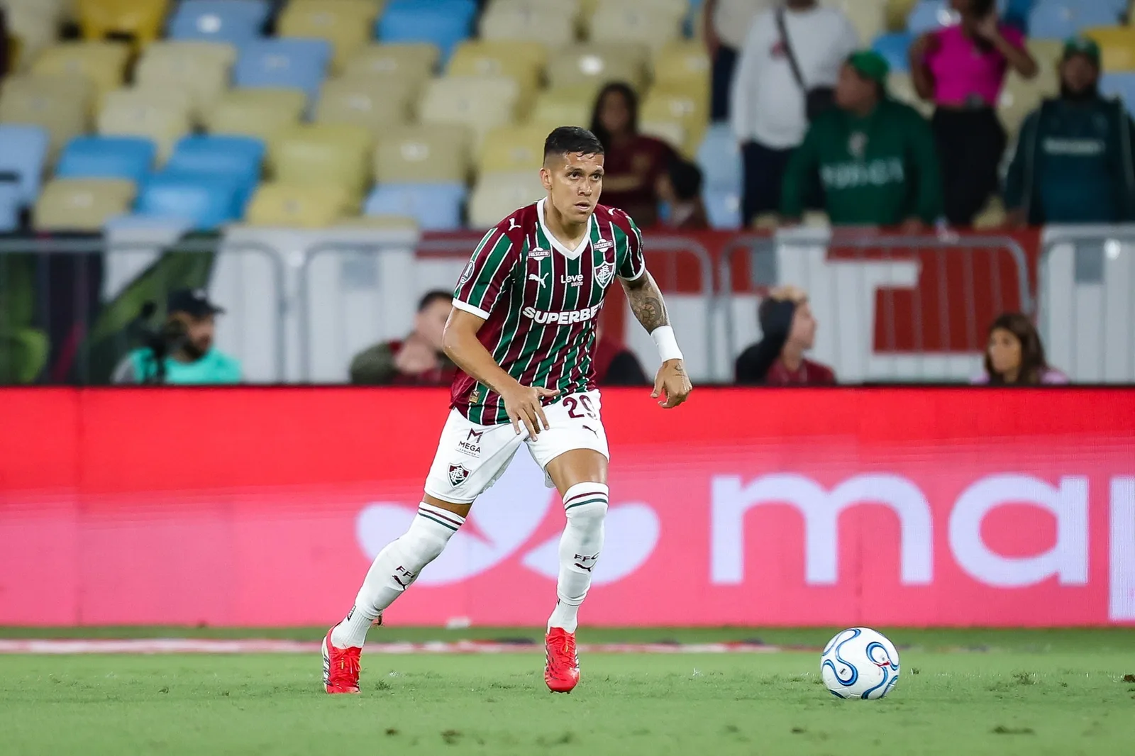 Millán ganha espaço e fortalece disputa na defesa do Fluminense