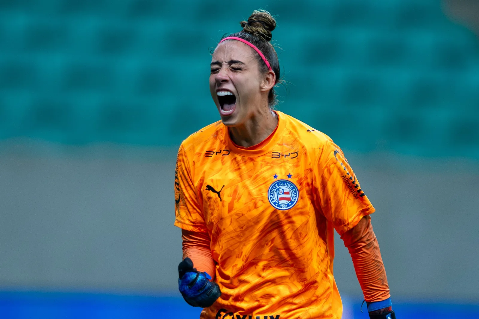 Yanne, do Bahia, chora ao ser chamada pela primeira vez para a Seleção