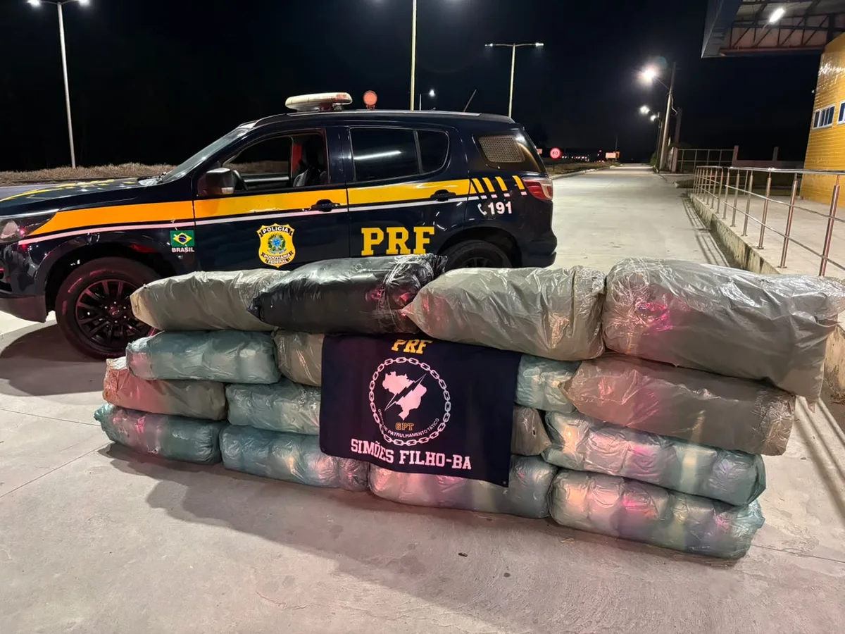 PRF apreende cerca de 140 quilos de maconha em caminhonete na BR-324