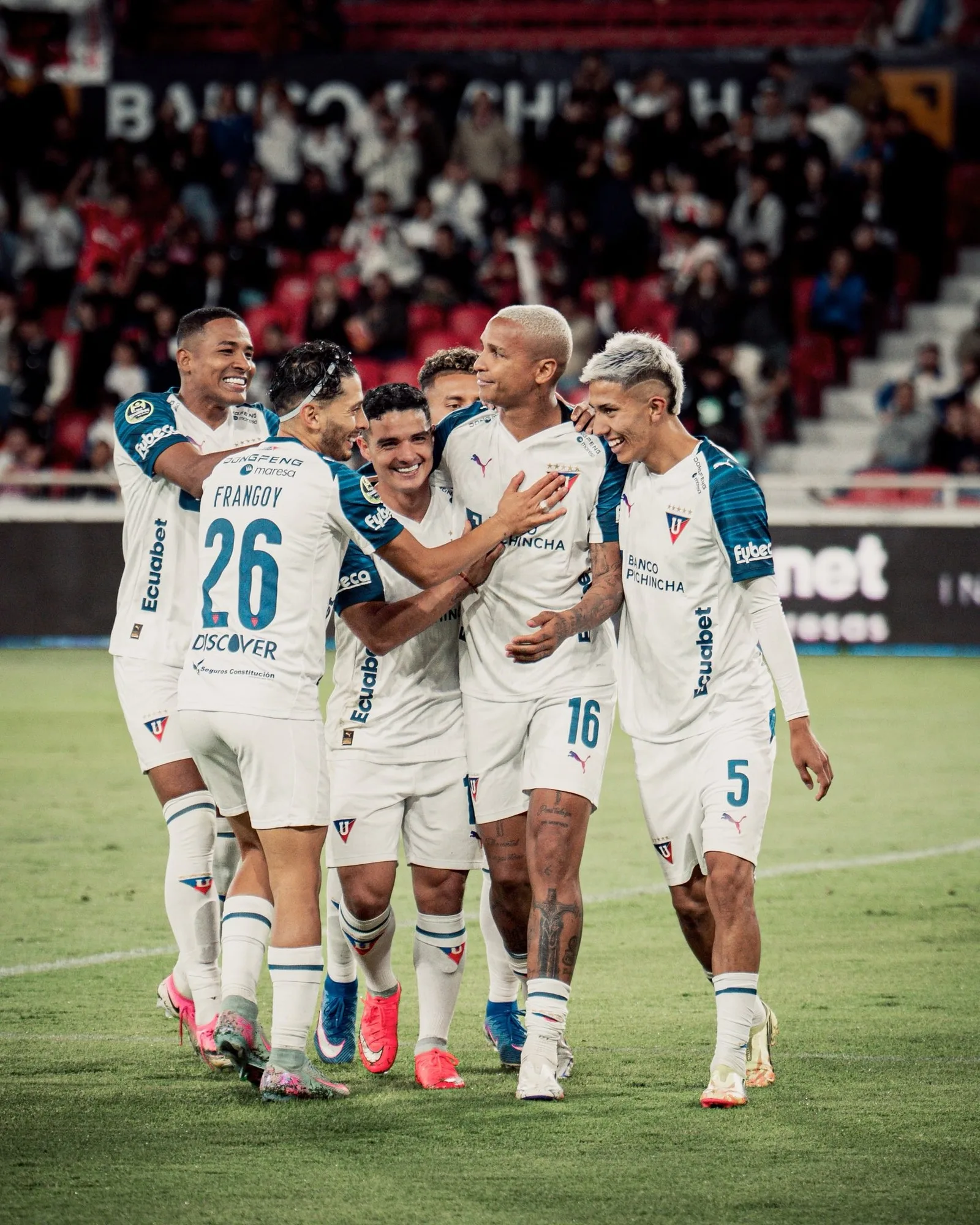 LDU faz dez mudanças e escala Deyverson antes de reencontro com o Palmeiras