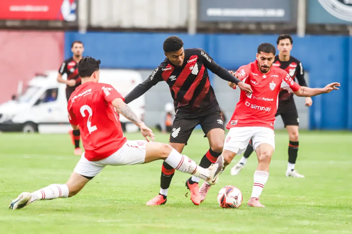 Derrota por 3 a 0 mantém Athletico sem pontos na Copa Paraná