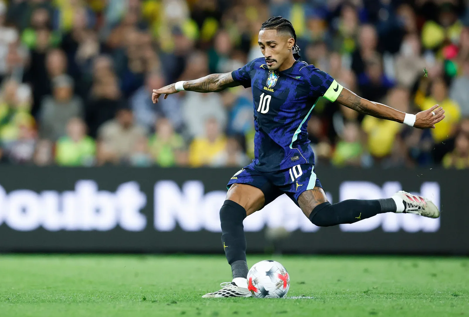 Raphinha deixa a Seleção após edema na coxa direita