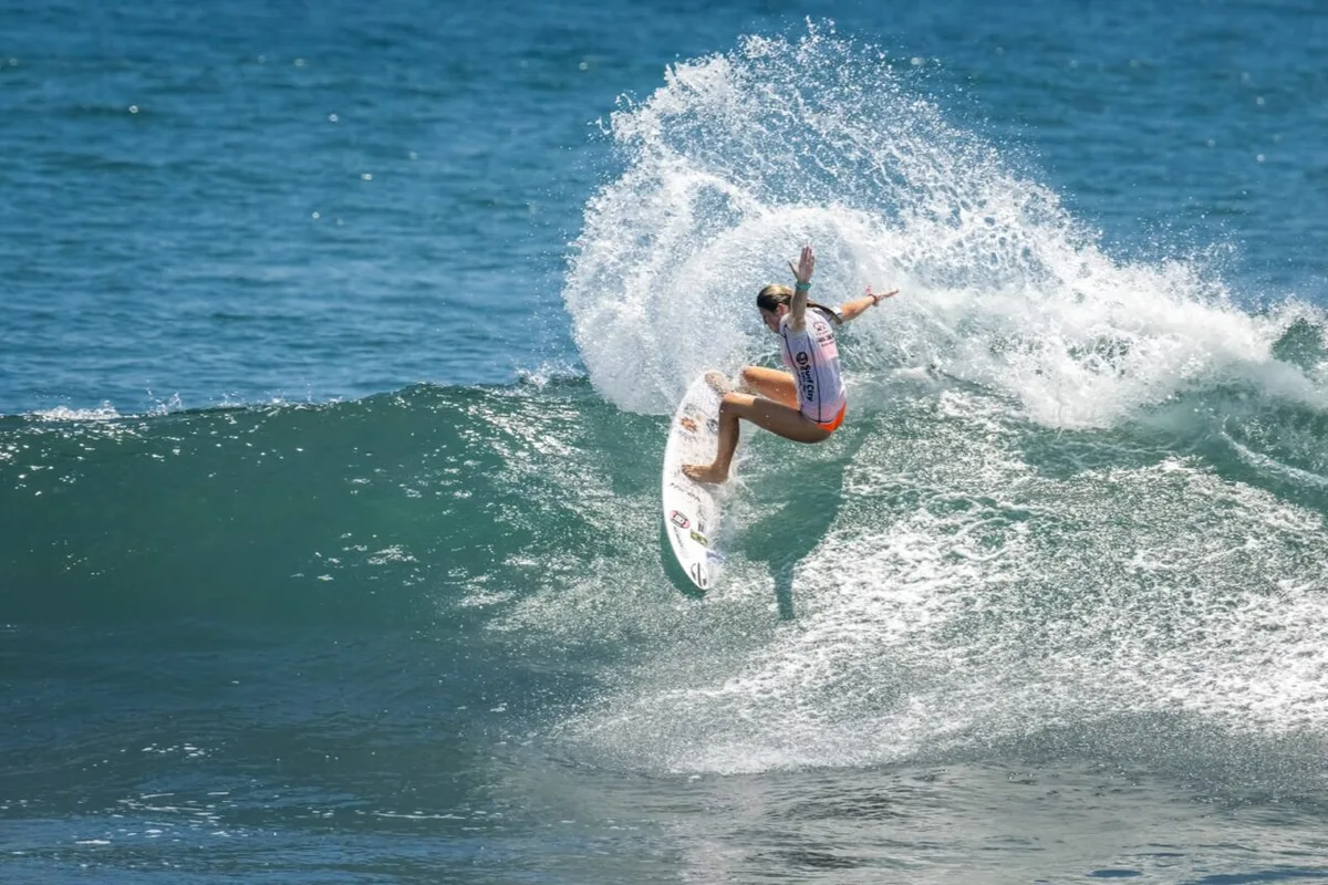 Luara Mandelli conquista bronze no Mundial Júnior da ISA