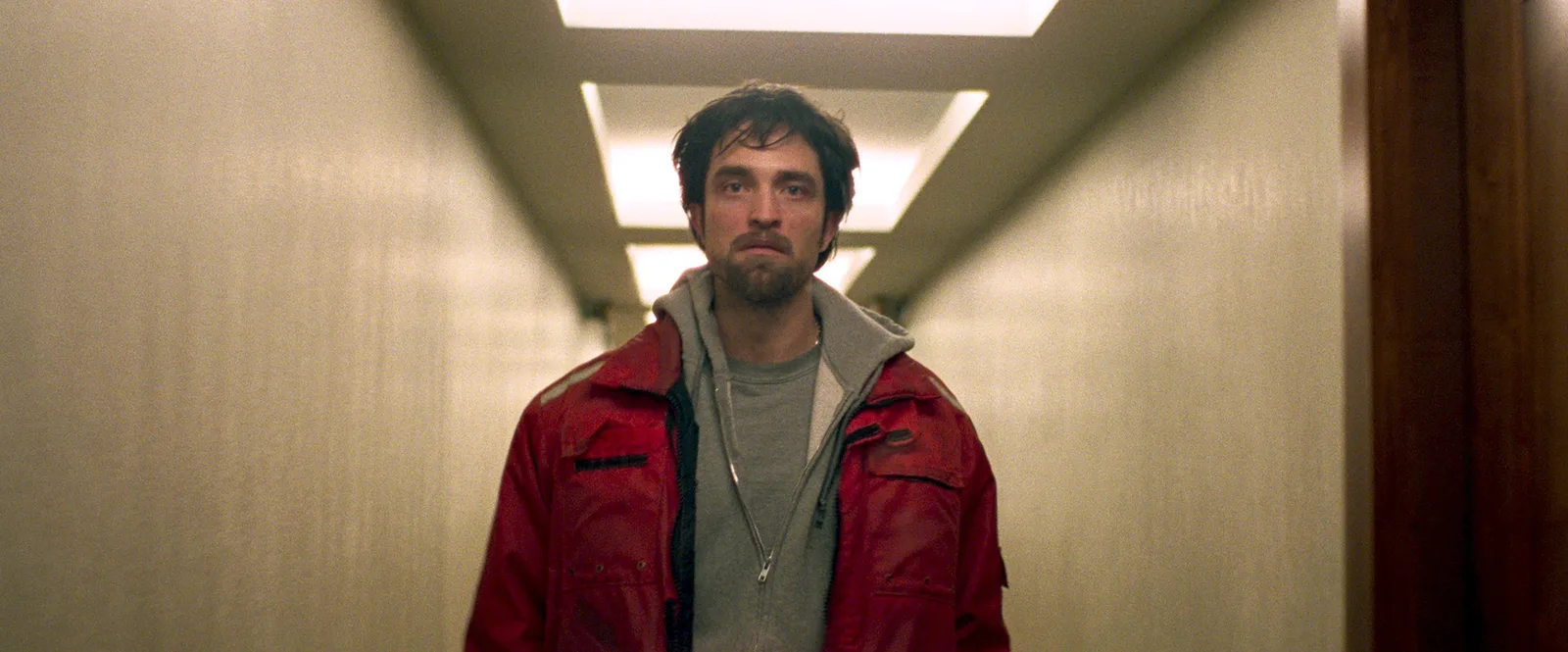 Bom Comportamento leva Robert Pattinson a uma noite de caos no Prime Video