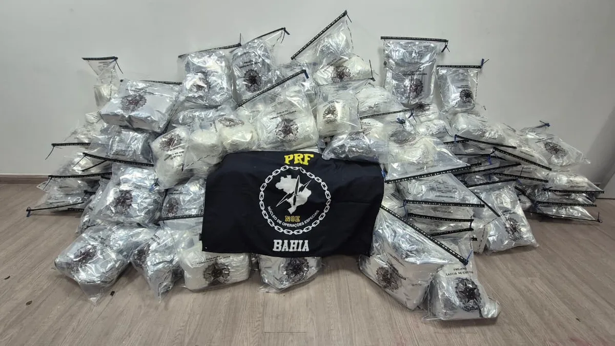 Carro com cerca de 200 quilos de maconha bate em muro após perseguição