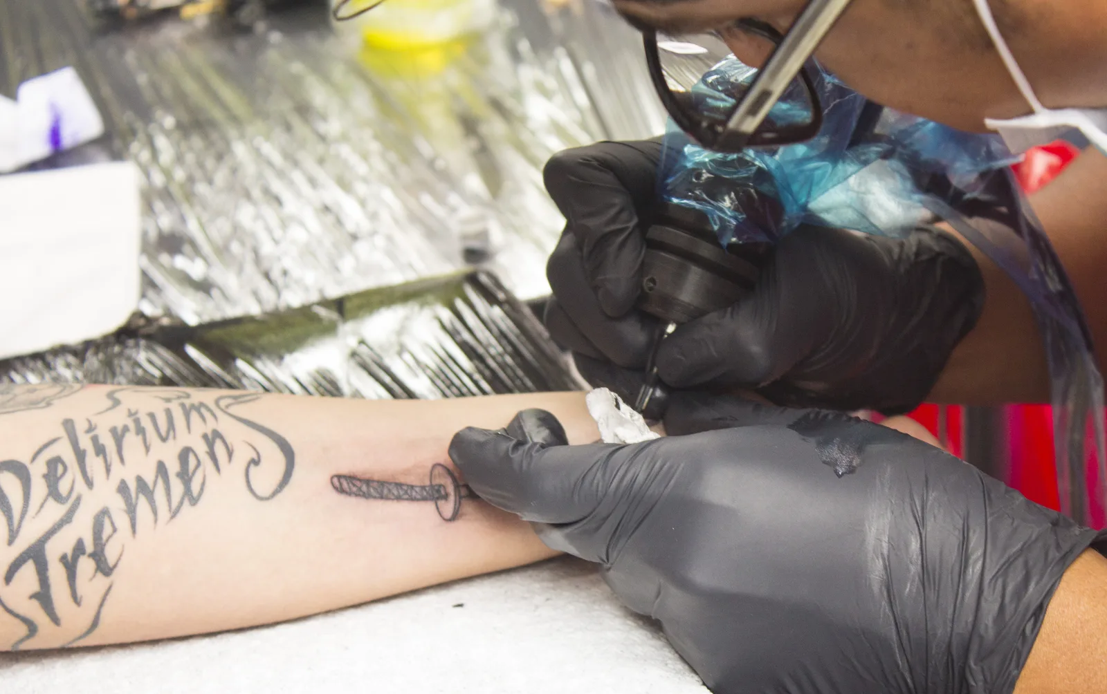 O que acontece com a tinta da tatuagem durante a remoção a laser