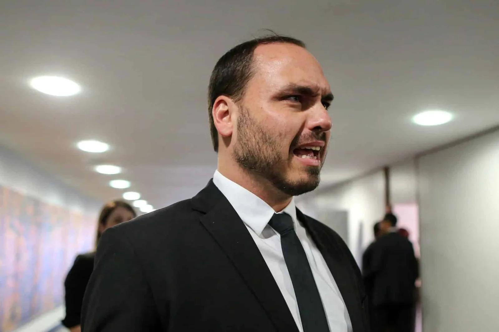 Carlos Bolsonaro reage após ação por ser forasteiro em Santa Catarina