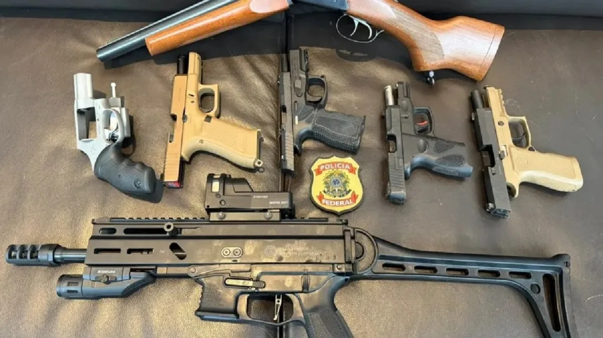 PF encontra sete armas em endereços ligados a Mario Frias