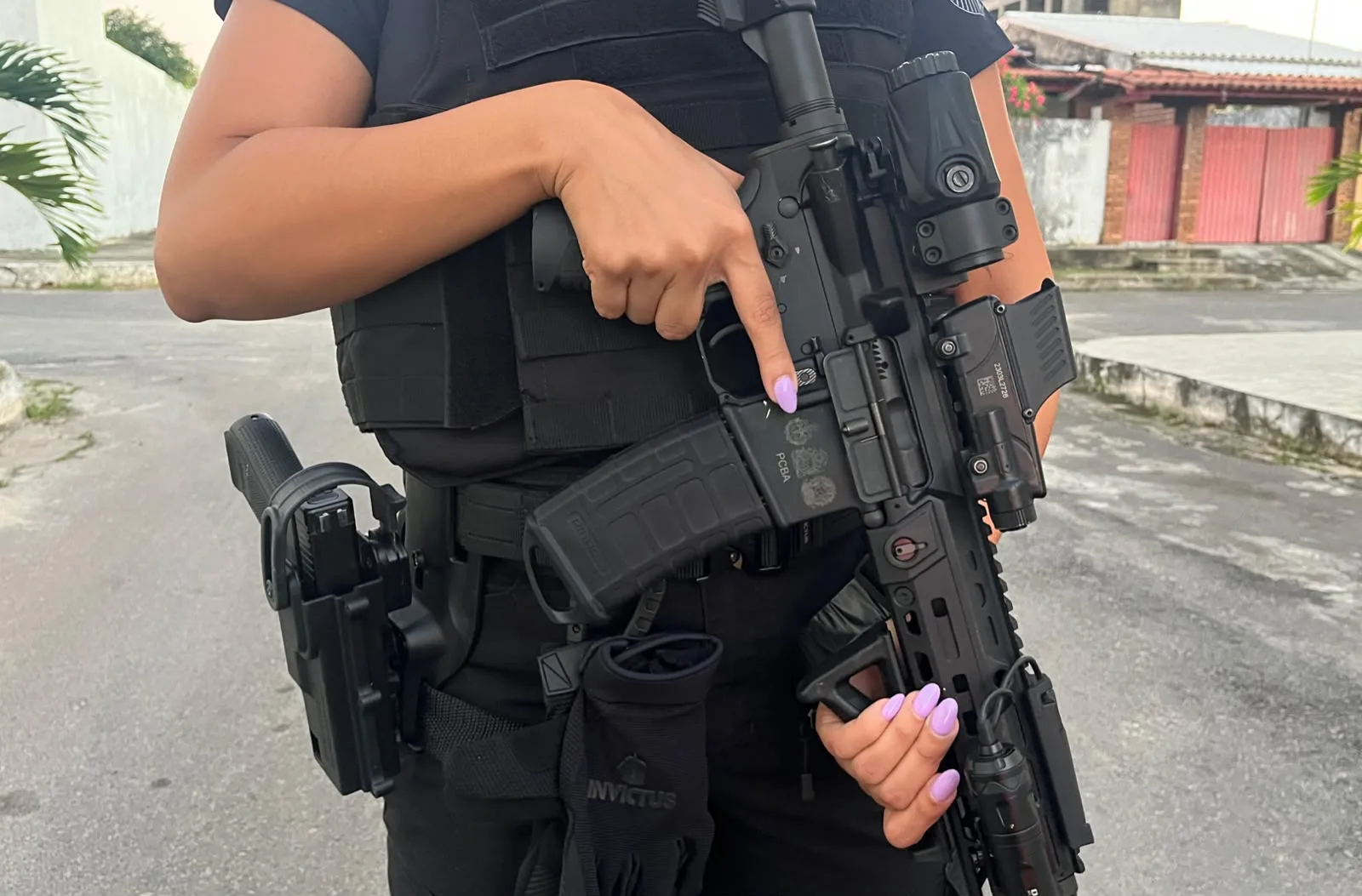 Polícia apreende fuzis, pistolas, drogas e instrumentos cirúrgicos em Lauro de Freitas
