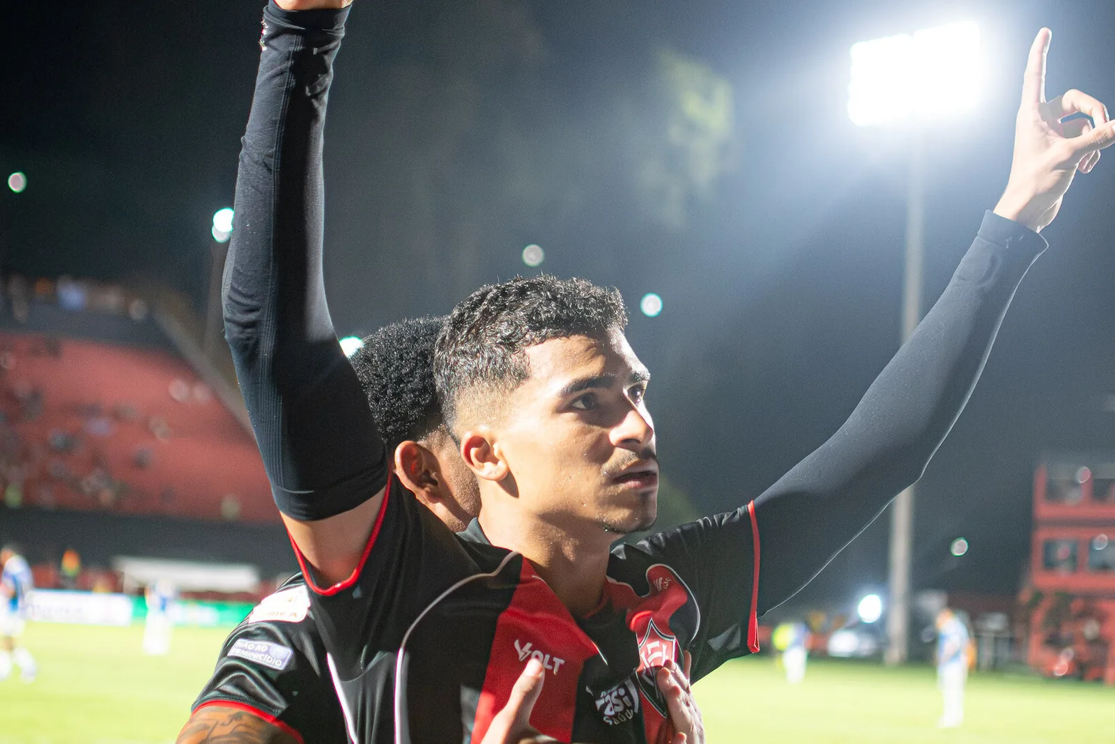 Renê pede apoio da torcida do Vitória após triunfo sobre o Grêmio