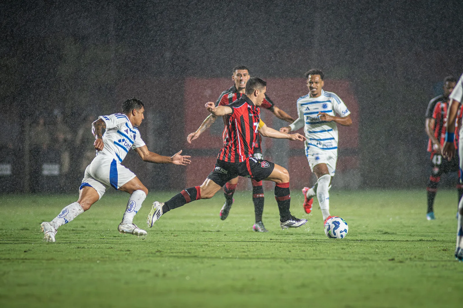 Cruzeiro tenta evitar quinta derrota seguida fora de casa contra o Vitória